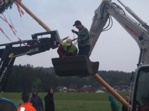 Maibaumaufstellen bei Monika Tändl